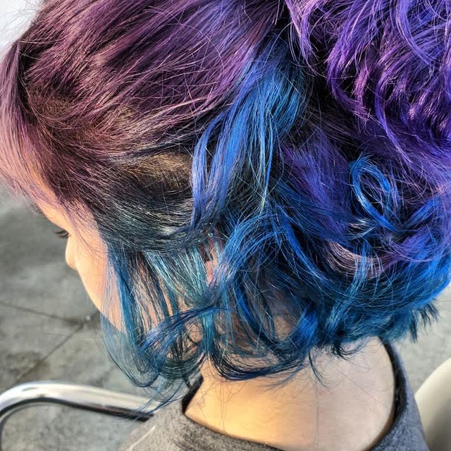 Coloração fantasia em azul e violeta feita no salão