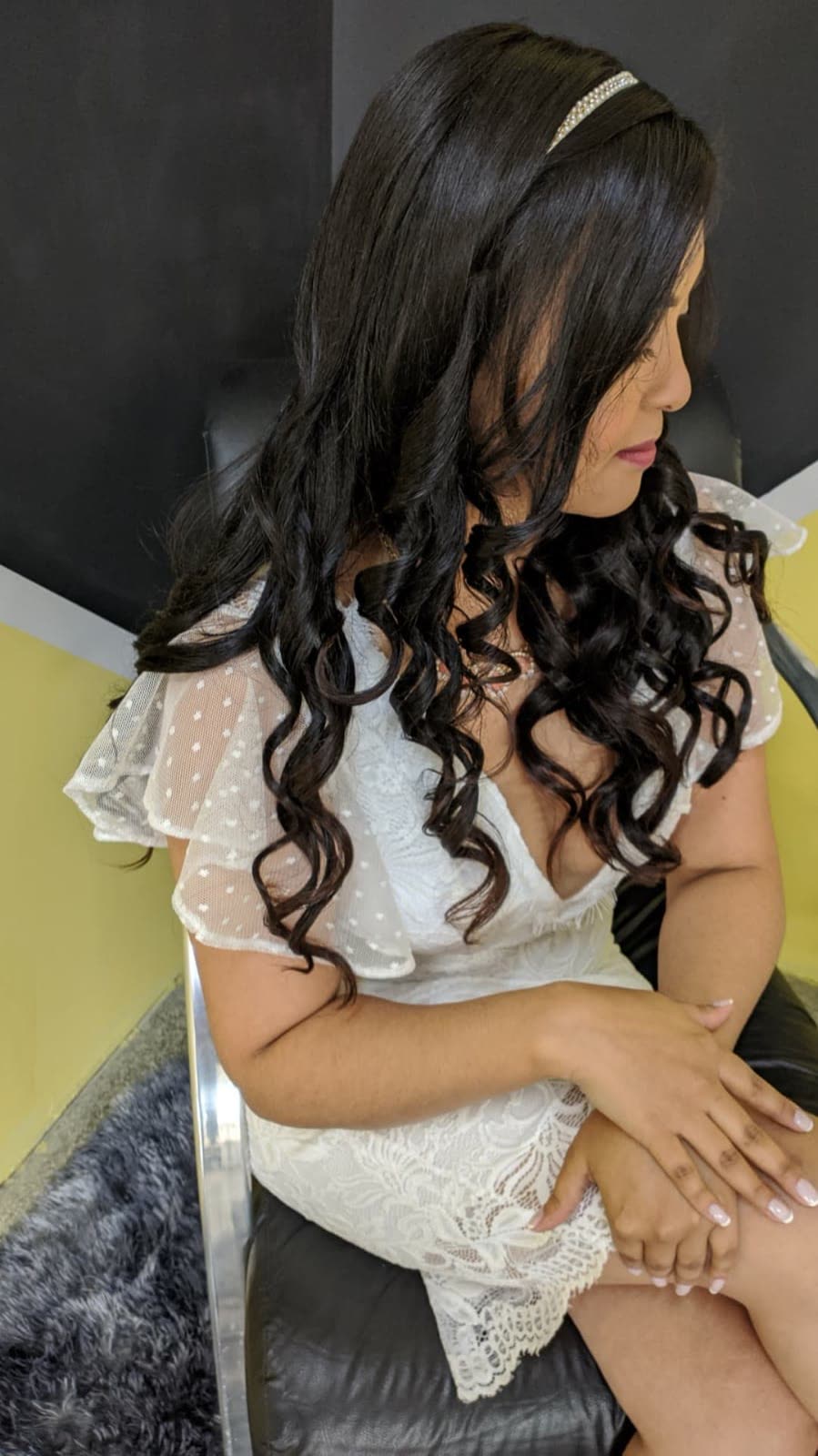Cliente com cabelo longo em cachos modelados pela Vanessa