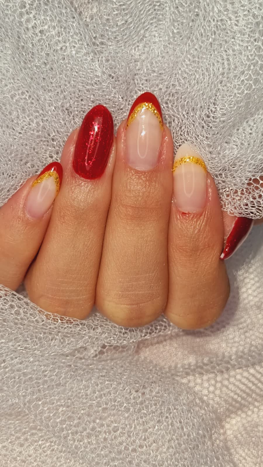 Unhas vermelhas e francesinha com filete dourado